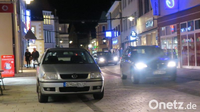 An diesem Bild wird sich so schnell nichts ändern. Die Fußgänger werden in der Friedrich-Ebert-Straße weiterhin an den Rand gedrängt. Bild: Hirsch
