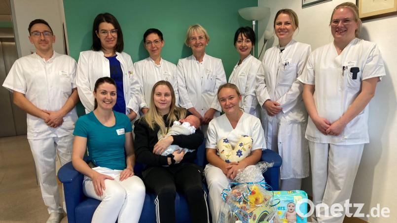 Strahlende Gesichter im Klinikum: Im Bild vorne von links Hebamme Natalie Ernstberger, Isabell Braun und Laura Czech, hinten von links Radu Dragan, Ramona Coanda, Dr. Natalija Deuerling, Chefärztin Dr. Maria Dietrich, Shoghik Janoyan, Patricia Heinl und Lisa Merkel. Bild: Klinikum Fichtelgebirge/exb