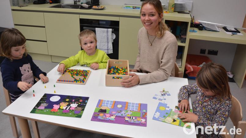 Stellvertretende Kinderhausleiterin Verena Burger beim Spielen mit einigen Kindern. Auch sie freut sich über die Vorzüge des Neubaus. Bild: jr