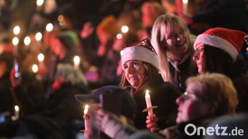 Im Ostseestadion in Rostock sind vor ein paar Jahren mehr als 10 000 Menschen zusammengekommen, um Lieder wie &quot;Alle Jahre wieder&quot;, &quot;Kommet ihr Hirten&quot; und &quot;Jingle bells&quot; zu singen. Symbolbild: Danny Gohlke/dpa