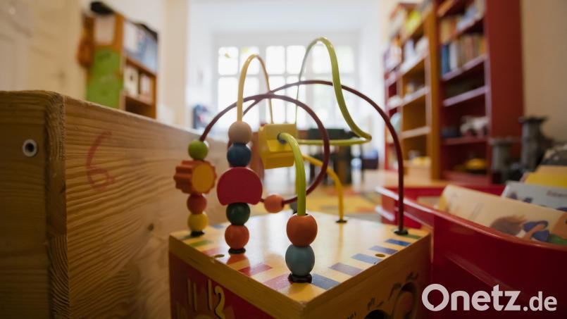 Spielzeug liegt in einer Kita. In den bayerischen Kitas herrscht akute Personalnot. Symbolbild: Christoph Soeder/dpa