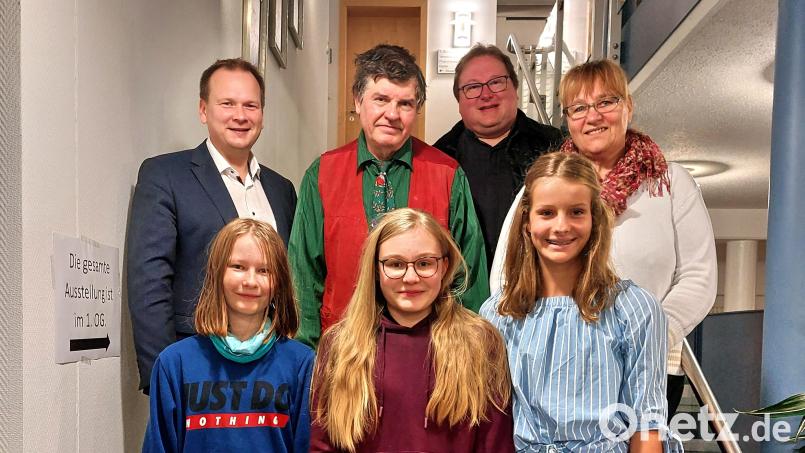 Aliya Köppel, Sophia Nickl und Luise Melzner (vorne von links) werden zur Freude von Bürgermeister Christian Porsch, Kassier Lothar Büringer, Pfarrer Sven Grillmeier und Vorsitzender Heike Geier (hintere Reihe von links) erstmals als himmlisches Trio die Vorweihnachtszeit in der Gemeinde bereichern. Bild: whü