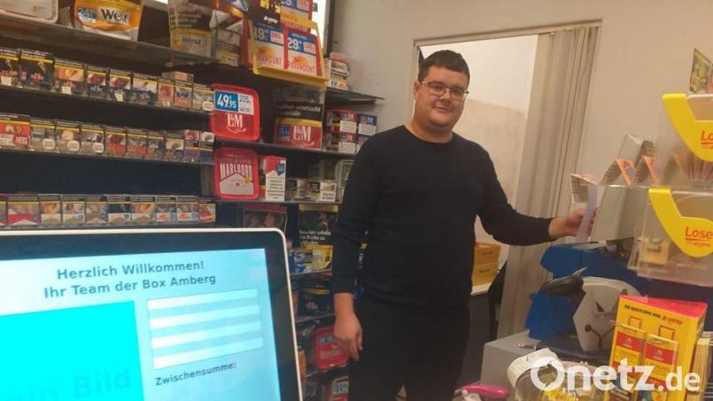 Sascha Eigner hat vor eineinhalb Jahren die Lotto-Annahmestelle im Amberger Real-Markt übernommen. Bild: Kosarew