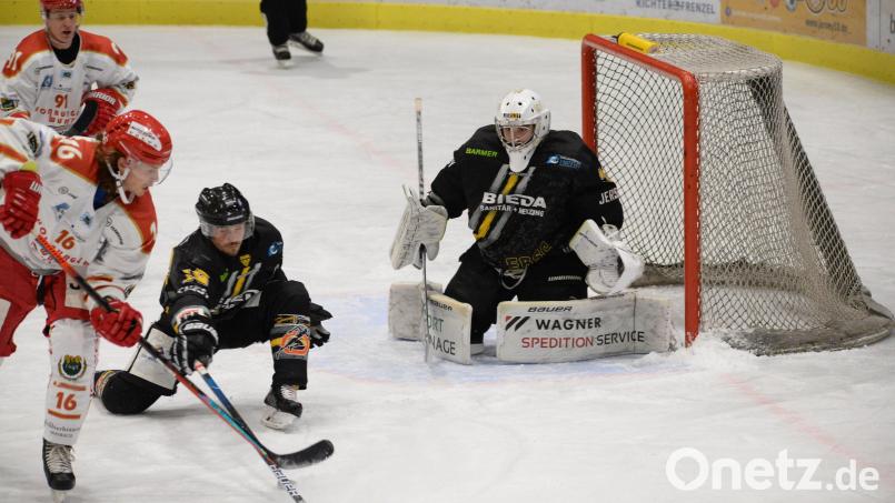 Im Blickpunkt stand beim Auswärtsspiel in Pfaffenhofen Timon Bätge, denn der Löwentorhüter parierte einen Penalty, bereitete einen Treffer seiner Vorderleute vor und holte sich zudem einen Shutout – ein Spiel ohne Gegentor. Archivbild: Andreas Brückmann