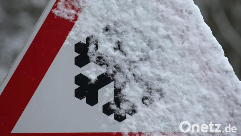 Das Fahrzeug des 19-Jährigen prallte auf schneeglatter Straße gegen den Wagen einer 21-Jährigen. Symbolbild: Karl-Josef Hildenbrand