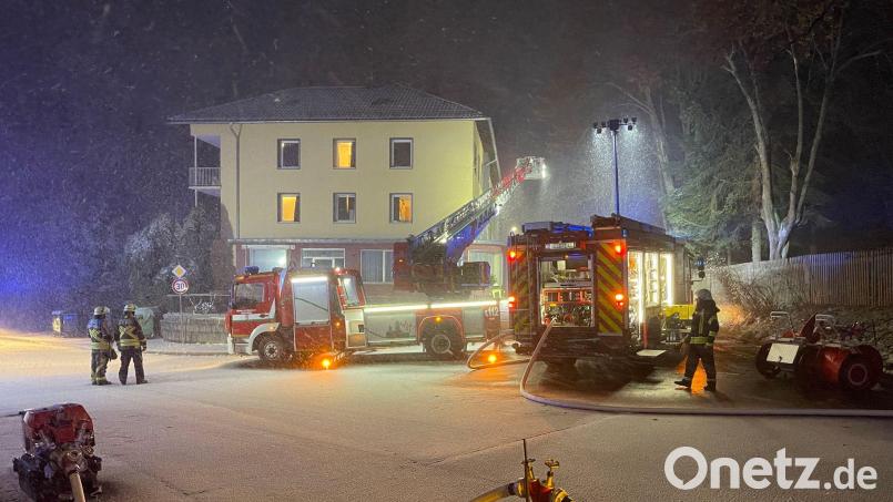Die Feuerwehr bekämpft den Brand in einer Asylbewerberunterkunft im oberfränkischen Selb. Bild: Fricke/NEWS5/dpa