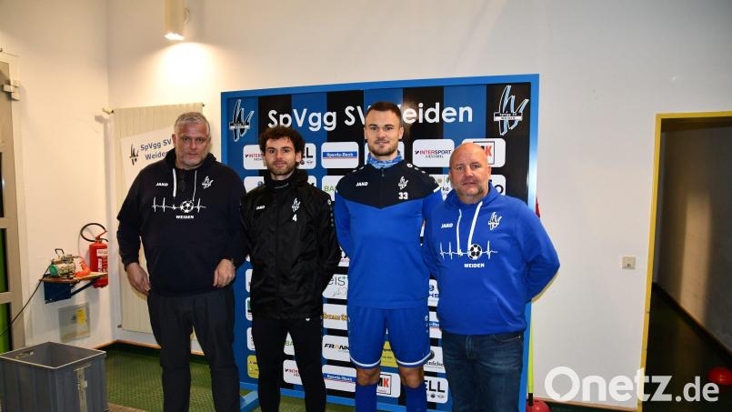 Erfolgsmeldung nach dem Sieg gegen Roding: SpVgg-SV-Vorsitzender Michael Kurz (rechts) und Sportdirektor Rüdiger Hügel (links) freuen sich, dass Igli Cami (Zweiter von links) und Maurico Göhlert länger am Wasserwerk bleiben. Bild: Nachtigall/exb