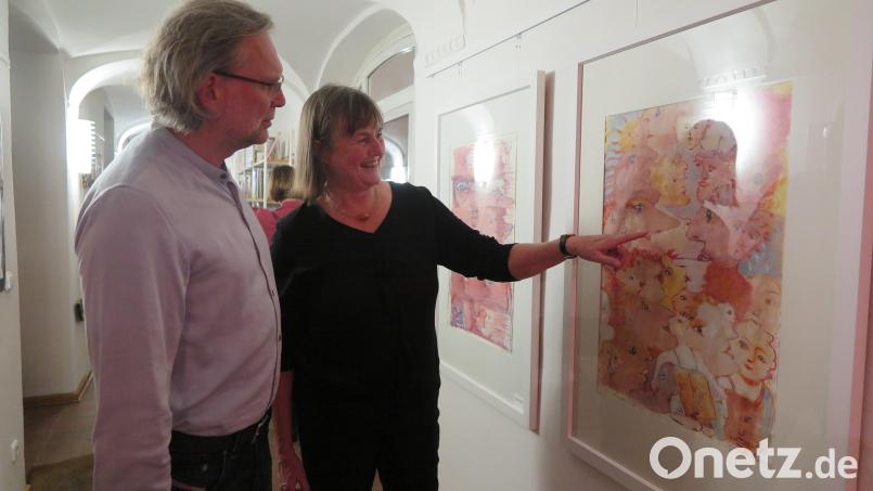 Susanne Vonhoff erklärt ihrem Künstlerkollegen Bernhard Dagner eines der 30 Exponate in der Ausstellung. Bild: jzk
