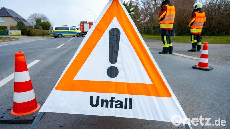 Ein Warndreieck steht in der Nähe einer Unfallstelle. Bild: Stefan Sauer/dpa/Symbolbild