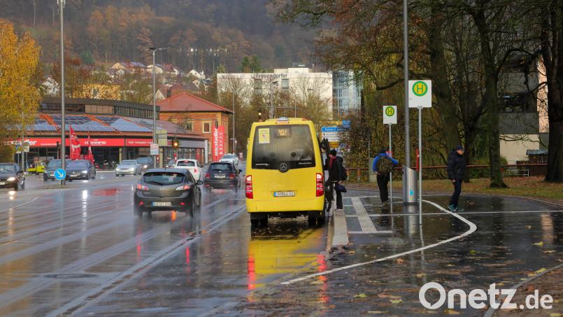 Die Bushaltestelle am Maxplatz in Amberg ist jetzt barrierefrei. Bild: Wolfgang Steinbacher