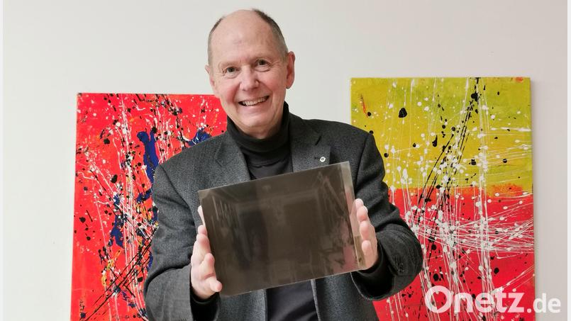 Siegfried Rossmann ist im Besitz mehrerer Kartons mit historischen Glasnegativen von Opa Josef Geist. Die Fotoplatten zeigen alte Schönseer Ansichten und auch die Familiengeschichte der Kaufmannsfamilie. Bild: Portner