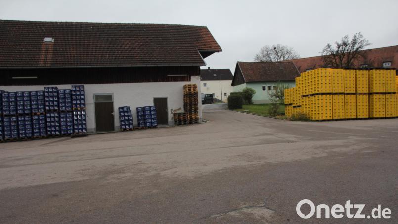 Das Lagergebäude der Schlossbrauerei Fuchsberg (links) soll abgerissen und durch ein nach rechts, über die derzeitige Einfahrt hinweg vergrößertes Gebäude ersetzt werden. Die Einfahrt wird nach rechts verlegt und die jetzt noch im Freien gelagerten Kästen/Flaschen können dann im neuen Gebäude gelagert werden. Bild: frd