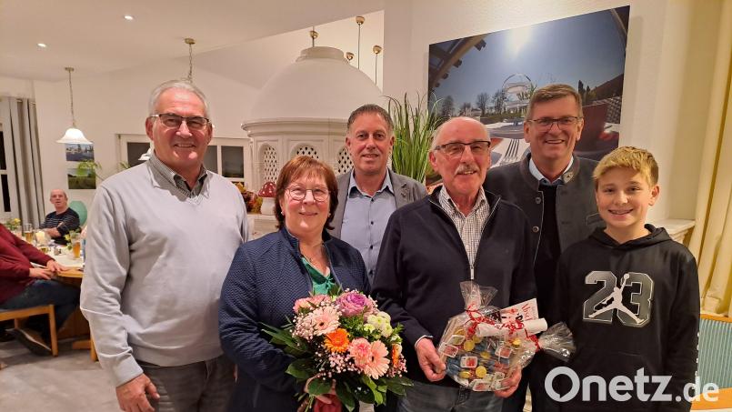 Manfred Schindler, hier mit Lebensgefährtin Andrea und dem ältesten Enkel Leon (vorn), dankten die drei Bürgermeister Martin Bauer, Mathias Huger und Peter Braun (hinten, von links). Bild: pop
