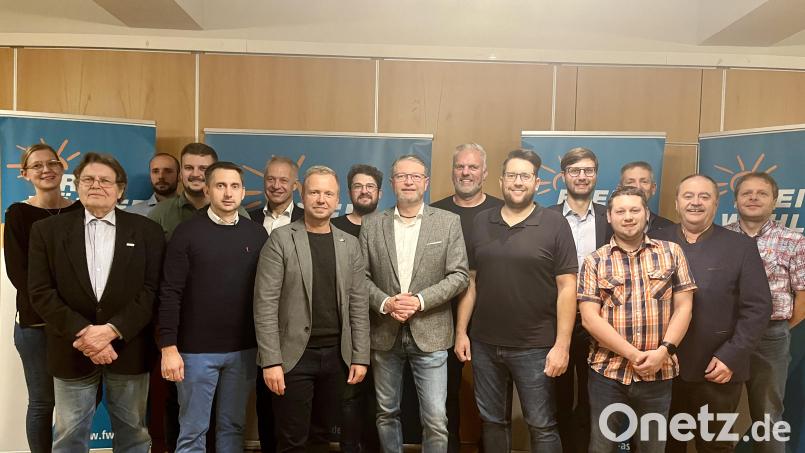 Nach den Neuwahlen gab&#039;s das Gruppenfoto mit (von links): Lisa Dotzler (Beisitzerin), Günther Frieser (Kassier), Maximilian Pech (Beisitzer), Christoph Ziegler (Beisitzer), Manuel Plößner (Beisitzer), Thorsten Grädler (Pressesprecher), MdL Bernhard Heinisch, Alexander Pömsl (Schriftführer), Hans Martin Grötsch (Kreisvorsitzender), Thomas Wagner (stellvertretender Kreisvorsitzender), Stefan Kroher (stellvertretender Kreisvorsitzender), Christopher Würz (Beisitzer), Manuel Kempa (Kassenprüfer), Albert Geitner (stellvertretender Kreisvorsitzender), Peter Dotzler (stellvertretender Kreisvorsitzender) und Georg Finster (Delegierter) Bild: Hans-Martin Schertl