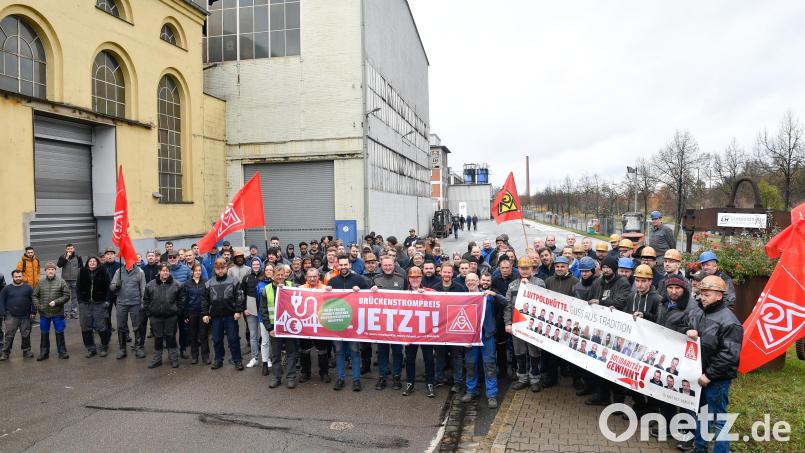 Unter dem Motto „Brückenstrompreis jetzt!“ ruft die IG Metall Amberg zur betrieblichen Aktionen bei der Luitpoldhütte auf, um die Bundesregierung zum Handeln zu bewegen. Bild: Petra Hartl