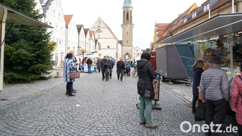 In Kemnath fand am Donnerstag der letzte Wochenmarkt in diesem Jahr statt. Die Stimmung bei den Fieranten ist gut. Sie wollen nächstes Jahr wiederkommen. Bild: kaz