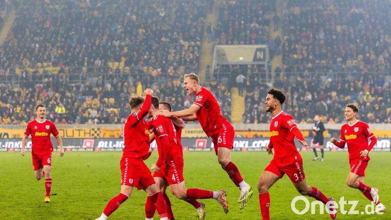Die Kicker des SSV Jahn jubeln über den späten Sieg in Dresden. Bild: Sascha Janne