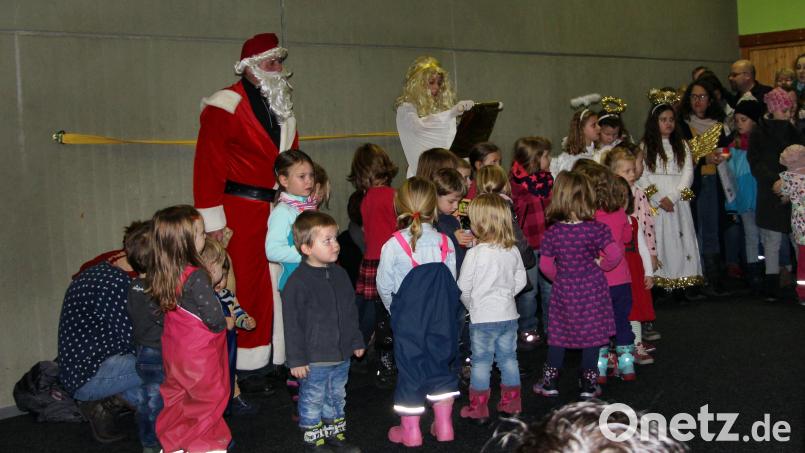 So wird es auch heuer wieder: Die Kinder des Kinderhauses beteiligen sich mit Gesang und Gedichten, Nikolaus und Christkind ergänzen den Vortrag. Archivbild: L. Ehras