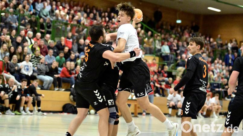 Rappelvolle Halle, toller Einsatz: Luca Eichenmüller (weißes Trikot) kann sich in dieser Szene gegen Ahmed Arrak (links) sowie Philipp Lulla und Moritz Graf (von rechts) von der HG Amberg durchsetzen. Bild: Hubert Ziegler