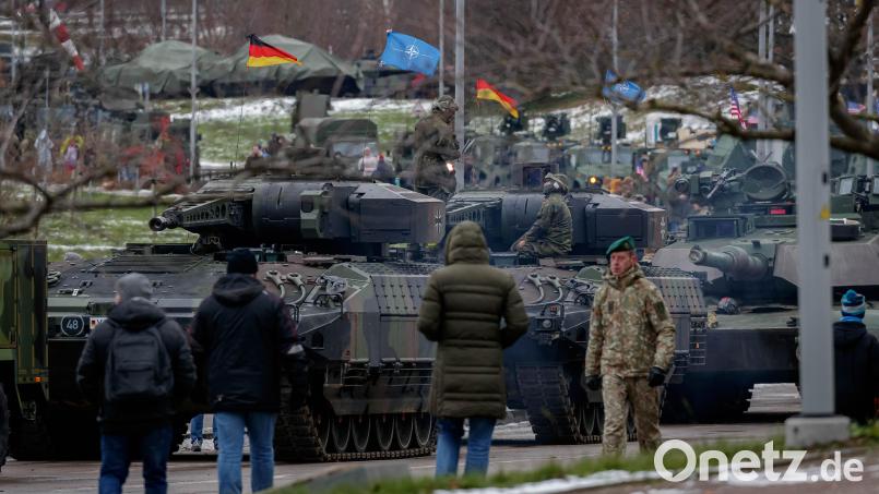Oberpfälzer Bundeswehrsoldaten haben am Samstag bei einer Militärparade in Litauen die neueste Variante des Schützenpanzers Puma präsentiert. Bild: Marco Dorow/PIZ Heer