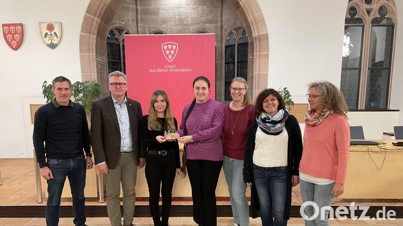 Das neue Christkind Lotte Weiß (Dritte von links) erhielt seine Krone aus der Hand der Vorgängerin Lucy Strobel (Mitte). Es gratulierten (von links) Bernhard Dobler (Hochofen-Weihnachtsmarkt), Bürgermeister Michael Göth, Nina Mutzbauer (Stadtmarketing), Tanja Weiß (Mutter von Lotte) und Yvonne Rösel (ProSuRo). Bild: ge