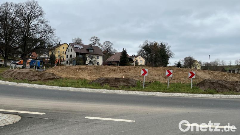 Der Innenbereich des Kreisverkehrs in Axtheid-Berg wird derzeit aufgefüllt, damit die geplanten großen Wappen in der Böschung flächengleich und sichtbar integriert werden können. Bild: e