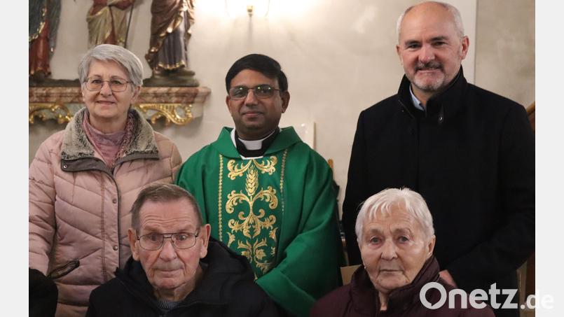 Elfriede Multerer und ihr Mann Bernhard (vorn, von rechts) übergeben das Vereinsvermögen der aufgelösten Wanderfreunde Vilshofen an Kirchenvorstand Stephan Graf (hinten, rechts) und Pfarrgemeinderatsvorsitzende Veronika Edenharter für die Vilshofener Kirchenverwaltung. Auch Pfarrer Joseph John dankt. Bild: mrr