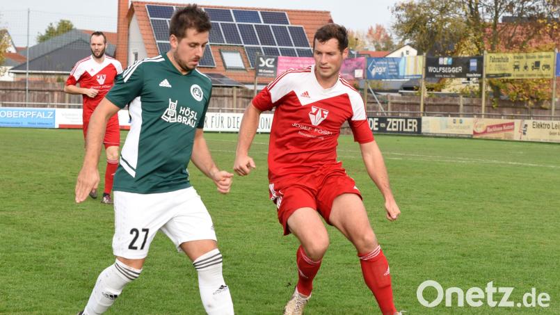 Matthias Männl (links/Szene aus einem anderen Spiel) vetrat Frantisek Nedbaly beim Spiel in Stadeln als Trainer. Archivbild: Gebert