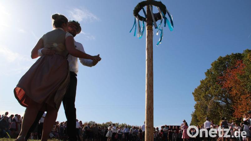 Die bunten Bänder flattern am Kirwabaum, darunter tanzt ein junges Paar. Hunderte schauen zu: Das ist die Kirwa im Amberg-Sulzbacher Land. Bild: upl