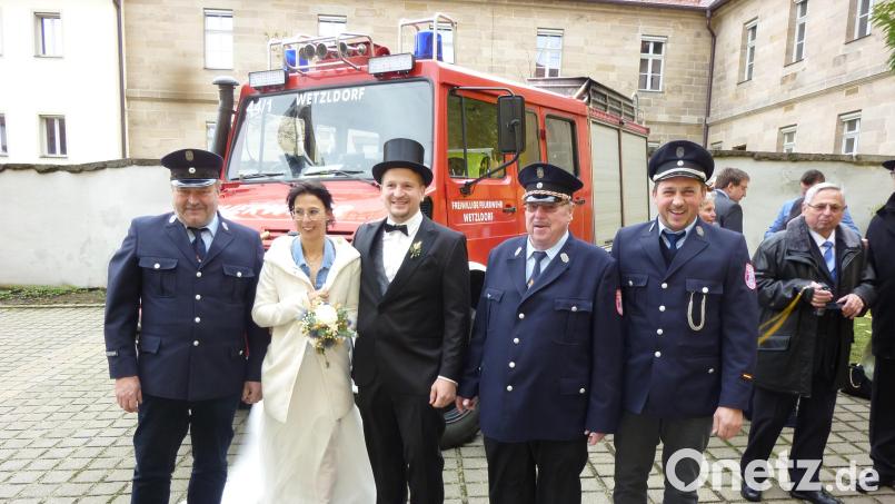 Dem Brautpaar Martin und Julia Janner gratulierte eine Abordnung der Feuerwehr Wetzldorf. Bild: Willi Kraus/exb