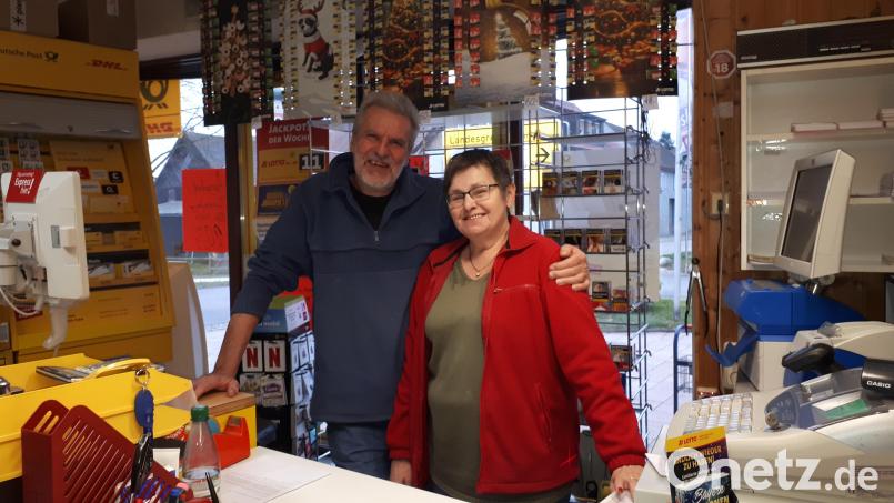 Günter und Martha Plonner hinter der Theke des Getränkeladens in Bad Neualbenreuth. Mit der baldigen Schließung endet die 37-jährige Geschichte des Geschäfts. Bild: pz