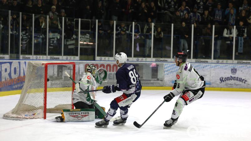 Tor für die Blue Devils: In der 20. Minute schoss Tyler Ward (blaues Trikot) zum zwischenzeitlichen 2:1 ein. Am Ende besiegten die Weidener die Höchstadt Alligators mit 5:3. Bild: Tobias Neubert