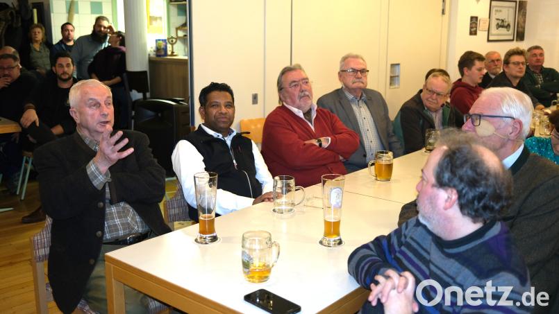 Der Bau einer Wasser-Versorgungsleitung von den Quellen bei Asbach nach Pfreimd war eines der großen Themen bei der Bürgerversammlung. Altbürgermeister Albert Maier (links) mahnte in der weiteren Diskussion die Stadtverwaltung, auch auf jene Bewohner Rücksicht zu nehmen, „die kein Internet haben“. Bild: Hirsch