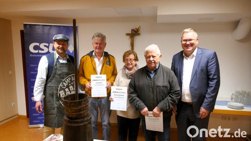Ortsvorsitzender Dieter Stein (links) und Oberbürgermeister Michael Cerny (rechts) mit den Geehrten (ab Zweiter von links): Lorenz Flierl, Barbara Vornlocher und Werner Vornlocher. Bild: CSU Bergsteig/exb