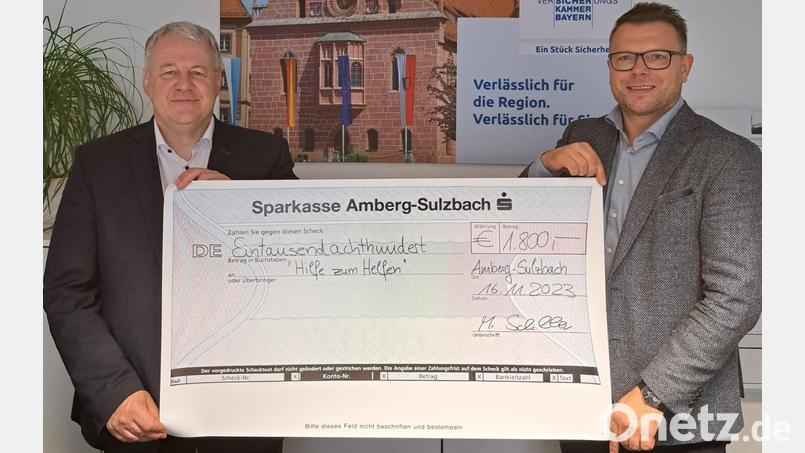 Das Versicherungsbüro Schüller und Sohn ist seit vielen Jahren ein treuer Spender für den Hilfsfonds „Hilfe zum Helfen“. In diesem Jahr durfte Landrat Richard Reisinger von Matthias Schüller einen Scheck in Höhe von 1800 Euro entgegennehmen. Bild: Evelyn Schorner/exb