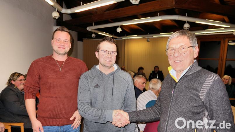 Bürgermeister Oskar Schuster (rechts) gratulierte nach der geheimen Wahl zum Ortssprecher von Voitenthan Christian Trießl (Zweiter von rechts) sowie Stellvertreter Konstantin Dostler. Bild: bsc