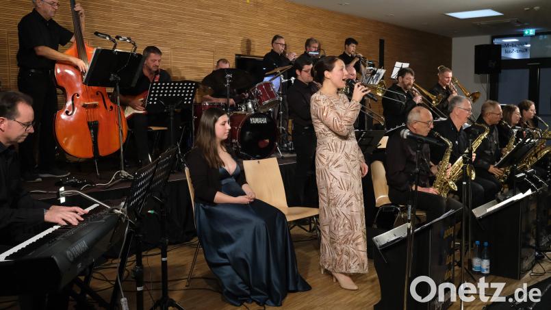 Swing A Ling Ding: Die Musikerformation um den Bandleader Siegfried Koller lud am Samstagabend zu einem musikalischen Dämmerschoppen in den voll besetzten Konrad-Max-Kunz-Saal der Schwandorfer Oberpfalzhalle ein. Bild: Hirsch