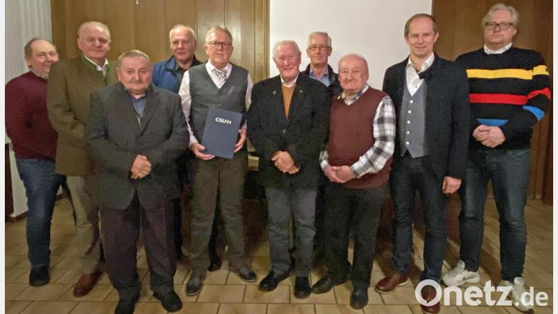 55 Jahre ist Fritz Geitner (Fünfter von rechts) Mitglied in der CSU Wernberg-Köblitz und Alois Meller (rechts daneben) sowie Josef Müller (Dritter von links.) dürfen auf ein halbes Jahrhundert zurückblicken. Die Jubilare können viel über die politische Entwicklung berichten, aber auch so manche Anekdote erzählen. Bild: Weidner/exb