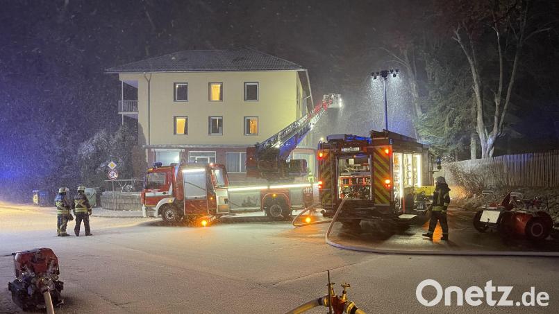 Im dichten Schneetreiben retteten die Einsatzkräfte der Feuerwehr die Bewohner aus dem total verqualmten Haus. Bild: Fricke/NEWS5/dpa