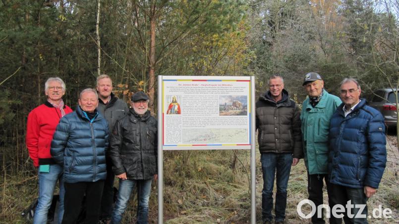 In Hirschau gibt es nun eine neue Infotafel. Darüber freuen sich einige Offizielle. Bild: fg