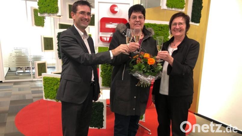 Gebietsdirektor Günter Süß und Kundenberaterin Rita Lippert gratulieren Gewinnerin Tina Gietl. Bild: Hubert Dräxler/exb