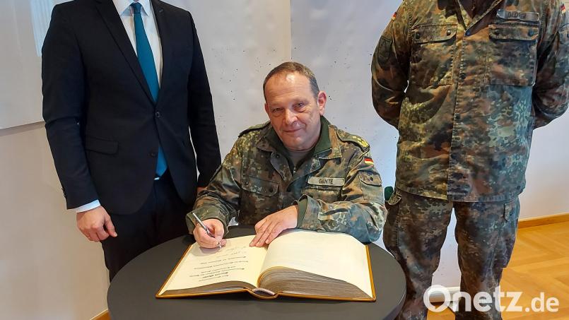 Beim Eintrag ins goldene Buch: Bürgermeister Rudolf Teplitzky, Generalleutnant Harald Gante und Oberstleutnant Ralf Georgi (von links). Bild: M. Schmidt/exb
