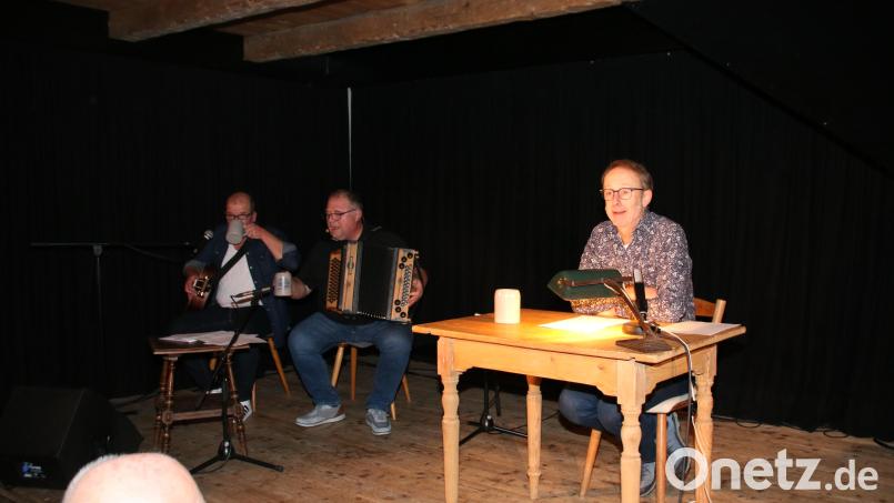 Reinhard Fütterer wird in seinem Programm &quot;Banal Fatal Teil 1&quot; von Jürgen Walbert und vom Schieder Luk musikalisch begleitet. Bild: sne