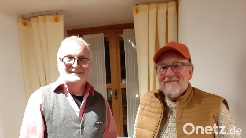 Dr. Thomas Bäumler und Stefan Voit (von links) lasen in der Stadtbücherei Waldsassen aus Bäumlers neuem Krimi. Bild: Stadtbücherei Waldsassen/exb