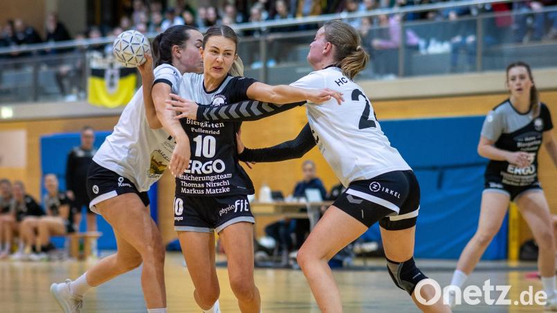 Die Damen des HV Oberviechtach erkämpften sich gegen Spitzenreiter HC Forchheim ein verdientes 24:24-Unentschieden. Carina Hauser (Mitte) erzielte sechs Treffer. Bild: Uschold