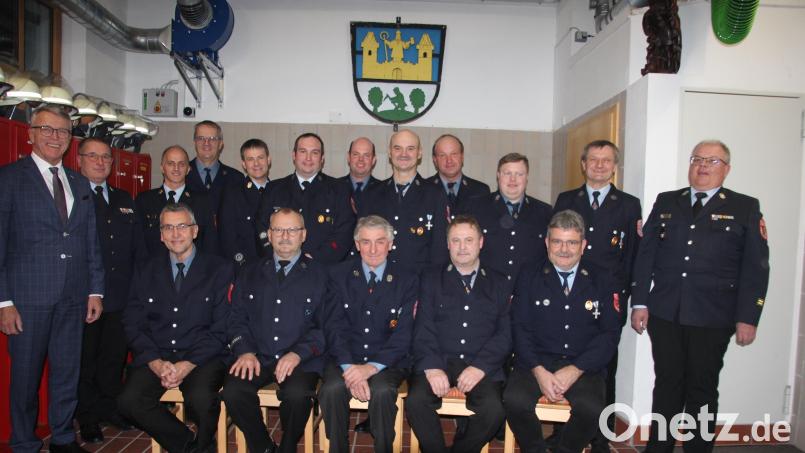 Staatliche Ehrungen gab es für Feuerwehr-Mitglieder aus den Gemeindegebieten Tirschenreuth und Mähring, die seit 25, 40 und 50 Jahren aktiv sind. Das Bild zeigt die Geehrten mit Bürgermeister Franz Stahl, Kreisbrandrat Christian Gleißner und Kreisbrandinspektor Klaus Schicker (links) sowie Kreisbrandmeister Roland Frank (rechts). Bild: kro