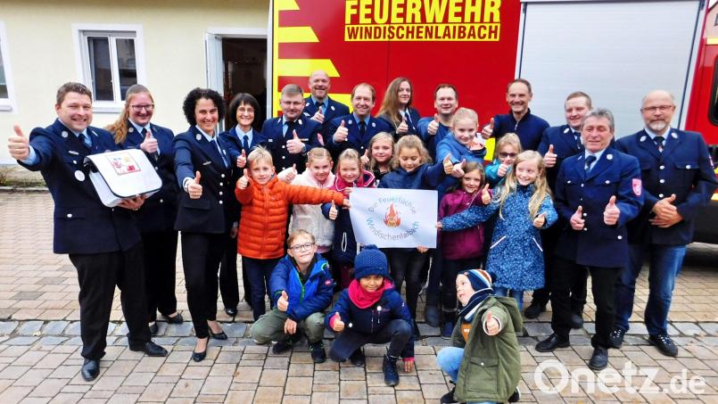 Die ersten „Feuerfüchse“ sind Max Schmeißner, Laura Wallor und Noah Will (vorne von links), Noah Willberg, Emilia Adelhardt, Nele Bauer, Anna-Lena Schlicht, Emilie Schirmer, Laura Adelhardt, Jule Schmeißner, Magdalena Nickl und Ida Schmeißner (stehend von links) mit dem Kinderfeuerwehrbeauftragten Markus Schirmer (links). Bild: whü