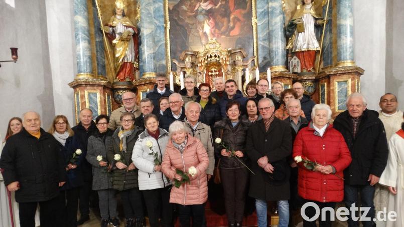 Einen Dankgottesdienst feiern die Jubelpaare mit Pater Jimmy Joseph in der Schlichter Pfarrkirche. Bild: ct