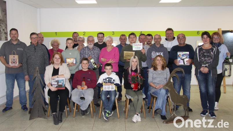 Die Sieger des Nussschießens freuten sich über ihre Preise. Bild: Schützenverein Erbendorf/exb