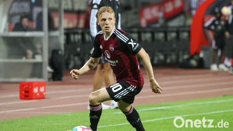 Club-Star Mats Möller Daehli kommt zum Fanclub des 1. FC Nürnberg nach Hirschau. Bild: Daniel Karmann/dpa